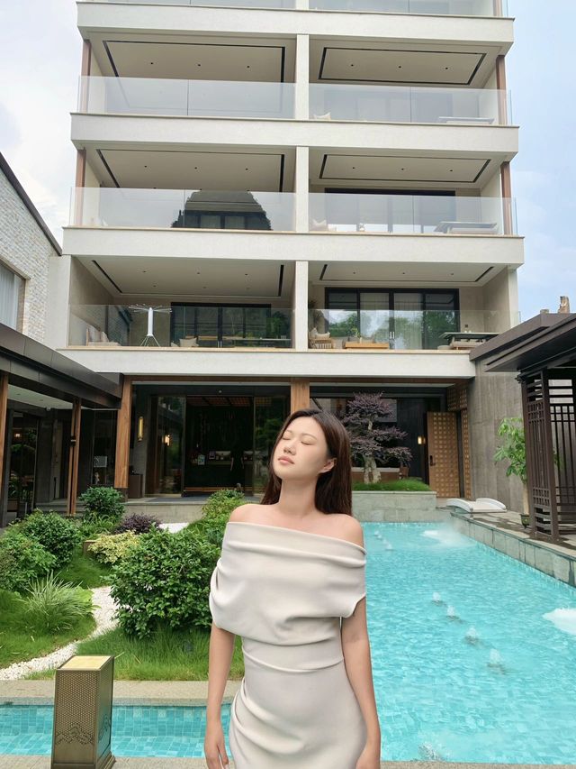舟行碧波上 人在畫中遊 來陽朔就住這裡