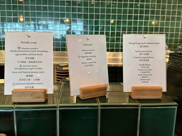 ✈️香港機場隱藏綠洲！國泰「玉衡堂」頭等艙貴賓室體驗｜淋浴+現煮雲吞麵+躺平區太絕了！