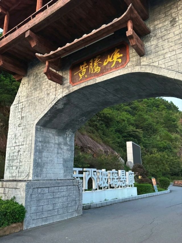 🔥 夏日必玩！清遠黃騰峽漂流，心跳加速的濕身挑戰！😎💦