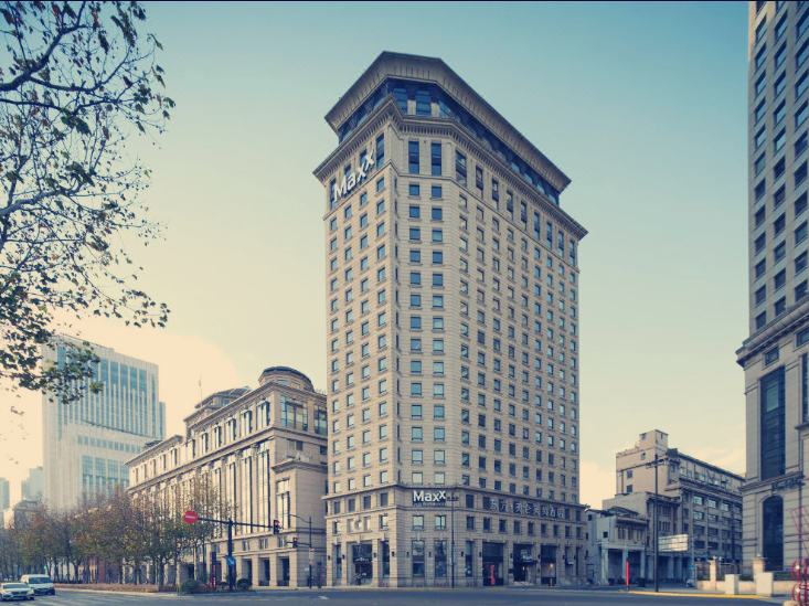 Located in the heart of Shanghai Bund, "Meilun Meihuan Hotel" is a luxurious Art Deco-style hotel offering breathtaking views of the Huangpu River and Lujiazui skyline.

[Highlights]
- Rooms above the 10th floor provide stunning night views of the "Shanghai Trio" (Oriental Pearl Tower, Shanghai Tower, Jin Mao Tower).
- The lobby features antique items and art pieces, allowing guests to experience the charm of old Shanghai.

[Recommended Features]
- All rooms come with free Wi-Fi and bathtubs. River-view rooms are especially popular!
- Breakfast is served buffet-style (6:30-10:30), offering German bread and local dishes.
- 24-hour room service is available.

[Access]
- A 10-minute walk from Yuyuan Garden Metro Station. Within walking distance to the Bund and Nanjing Road Pedestrian Street.
- About 30 minutes by taxi from Hongqiao Airport.

[Tips for Staying]
- Request "high-floor preference" when booking to secure a room with spectacular views.
- Weekends tend to be busy, so advance reservations are recommended.