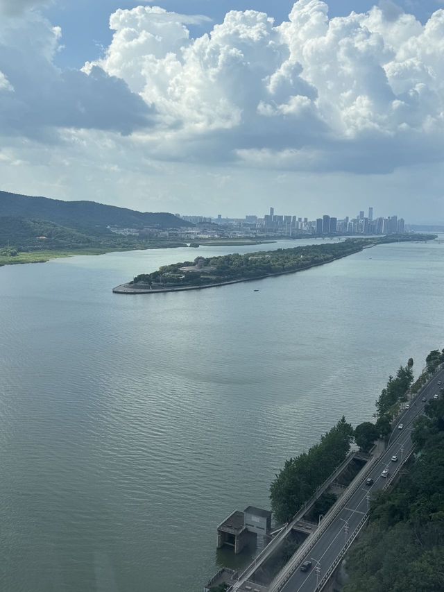 長沙高空浴缸房！同毛爺爺隔江對望