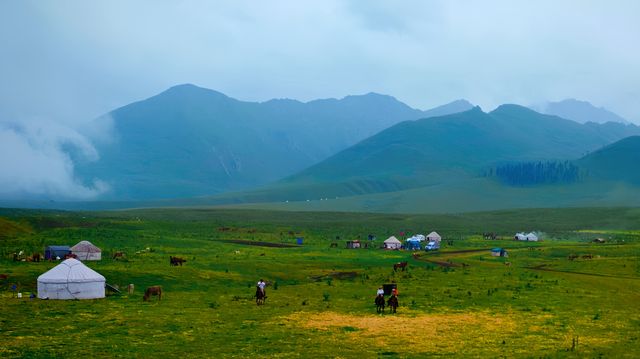 陰雨草原騎馬記人生總要來一場山野之約