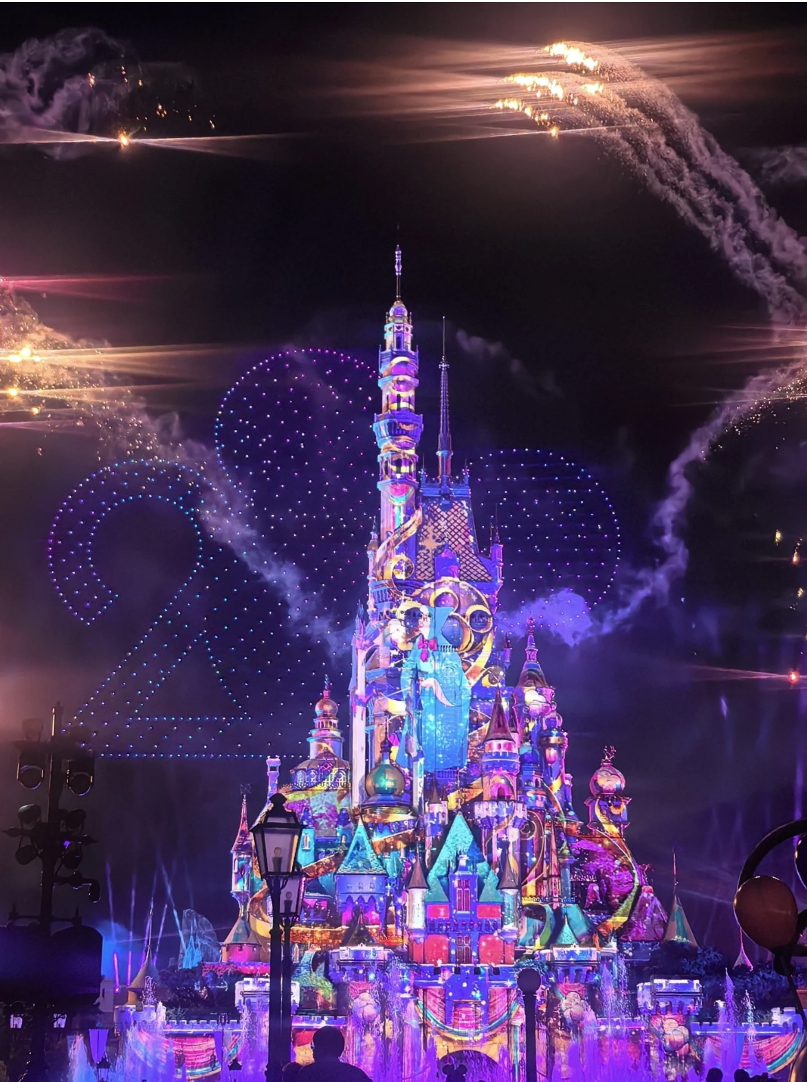 
⭐ Brand new "Dreams Come True" daytime parade
Debut of the 20th anniversary themed float "Time Crystal"
Mickey and Minnie in exclusive diamond gown costumes
☀ Upgraded castle nighttime show, every night at 7:15/8:45
New special segment from "Frozen 2"
Grand finale surprise: Recreating the classic scenes from the 2005 opening
🛍️ Must-grab limited merchandise
▫️ Light-up commemorative badge, limited to 200 per day
▫️ Platinum edition LinaBell
▫️ Castle-shaped popcorn bucket - glows at night!
🍰 Hidden food surprises
▪️ Royal Banquet 20th anniversary set meal comes with custom utensils
▪️ Diamond-shaped ice cream - perfect for photo ops
▪️ Say "Wonderful Twenty" to staff for a special drink
📸 Stunning photo spots
1️⃣ Main Street, U.S.A. "Time Corridor" - a must for vintage filter shots
2️⃣ Sleeping Beauty Castle golden flower bed - low-angle shots make your legs look longer
3️⃣ Toy Story Land 20th anniversary themed wall with super vibrant colors