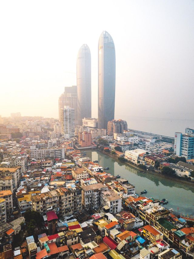 廈門雙子塔：城市天際線的璀璨明珠

廈門，這座美麗的海濱城市，以其秀麗的風景線、豐富的文化底蘊和獨特