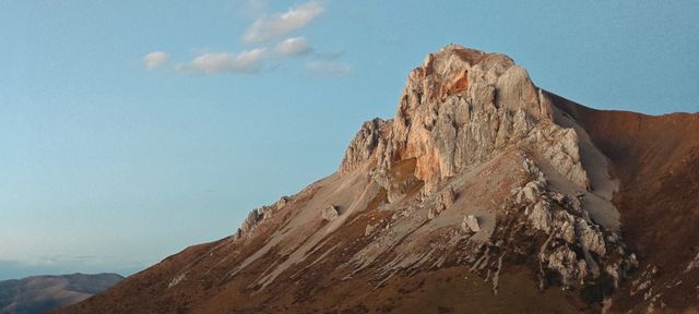 不去這山就去納山