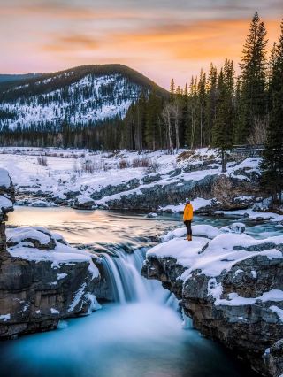Take the cable car to see the snowy mountains! Banff 3-day small group winter tour with complimentary attraction tickets