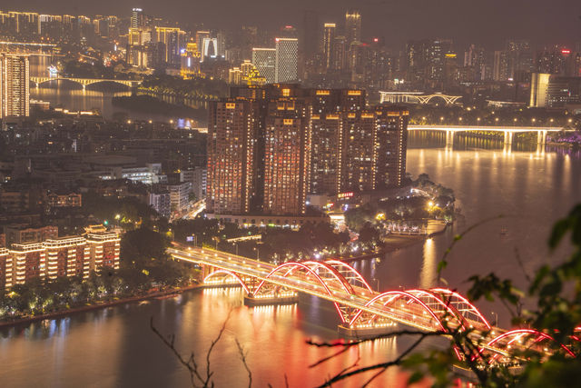 來感受柳州夜景的燈光璀璨，在馬鞍山公園山頂上。