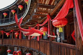 You must visit the king of Fujian Tulou—the Chengqi Lou, the dreamy check-in spot from "Big Fish & Begonia"! When the ancient and mysterious Tulou meets the colorful ethnic costumes, 
