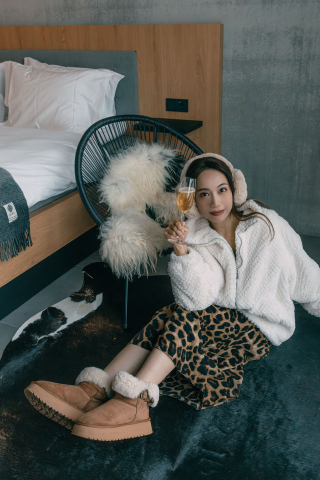 冰島黃金圈自駕，在熔岩荒野泡溫泉看極光