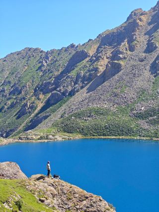 The divine lake at 4,800 meters altitude is breathtakingly beautiful, a real Middle-earth world