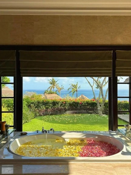 Keyboard ini benar-benar penuh dengan kabar gembira! Tiga hotel menawarkan diskon besar-besaran, berlaku hingga akhir Mei, tanpa kenaikan harga sama sekali. Anda akan mengira hotel-hotel ini baru dibuka – diskonnya benar-benar luar biasa!

- 🎁Penawaran Terbaru
3 malam di Kamar dengan Pemandangan Taman/Laut
Sarapan harian untuk dua orang
Satu bir/minuman ringan di bar kolam renang
Antar-jemput hotel/Taman bermain anak
Satu makan siang dim sum abalone ala Hong Kong di Ah Yat

- 🤩Poin Bonus
Ayana by the Forest mungkin adalah hotel Ayana yang paling ramah keluarga. Nilai uangnya berbicara sendiri 😄. Hotel ini relatif baru, jadi fasilitasnya masih cukup modern, dan desainnya estetis dan tidak ketinggalan zaman. Mereka juga telah membuat klub anak-anak dengan berbagai kegiatan di dalam dan luar ruangan – begitu banyak anak-anak 👶🏻 sehingga mereka tidak akan punya waktu untuk mengganggu orang dewasa!

Terlepas dari hotel Ayana mana yang Anda pilih, Anda akan menikmati akses ke semua area umum, termasuk kolam renang infinity H2O, Rock Bar 🍸, Pantai Kubu 🏖️, serta 28 restoran, bar, dan 14 kolam renang. Bahkan penggemar hotel yang paling teliti pun akan merasa nyaman di sini. Selain itu, semua bahan makanan bersumber dari pertanian organik mereka sendiri, yang sangat menjamin kesegaran dan kesehatan makanan yang Anda konsumsi. Singkatnya, dengan harga ini, menginap di resor yang hampir lengkap benar-benar sepadan—jangan ragu untuk membicarakannya dengan antusias! 😡

