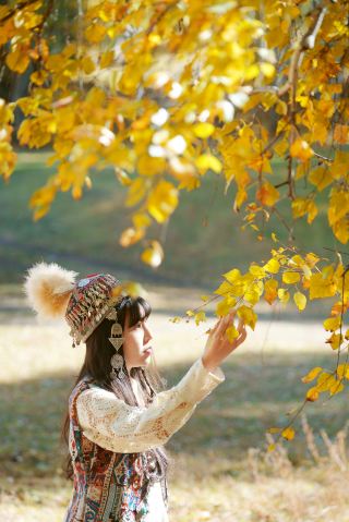 ภาพถ่ายท่องเที่ยวฤดูใบไม้ร่วงในเหอมูสวยงามอย่างเหลือเชื่อ! ภาพถ่ายบุคคลสไตล์พื้นเมืองนั้นงดงามจนน่าทึ่ง