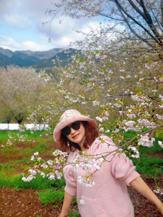 桜の花びらが舞うピンクのスカート、春が人の世界に訪れた！ | Trip