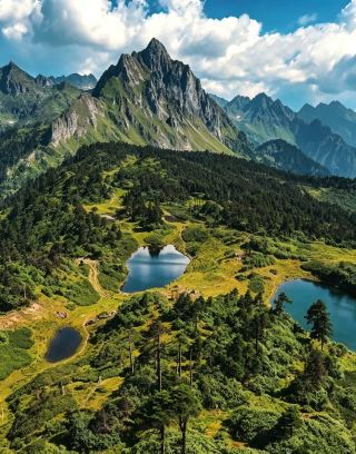 ディチン孔雀山ハイキング！雪山十二湖の秘境が無料で超フォトジェニック