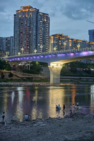 Who knows! The night view under Tongchuan Bridge in Dazhou is simply legendary