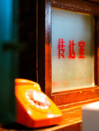 Brick Retro Vibes|Hong Kong Style Travel Photography in Tai’an ✨
 
Mount Tai is not Tai’an’s only highlight. A filtered retro block hides at the foot of the mountain. Red brick walls, vintage dial telephones and old reception rooms create authentic Hong Kong vibes. It’s perfect for solo or bestie film-style portraits, and great shots can be taken just by mobile phones 📸
 
🏨【Ximei Yaju Hotel · Premier King Room】
Over 30 ㎡ spacious room with floor-to-ceiling windows for ideal natural light. Wet-dry separated bathroom with HD makeup mirror. Free parking serves self-driving visitors 🚗
 
📸 Top 6 Shooting Spots
1️⃣ Neon sign on red brick wall 🧱 Classic Hong Kong atmosphere
2️⃣ Vintage reception set ☎️ Full of retro age vibes
3️⃣ Stained glass window 🪟 Dreamy light filtering effect
4️⃣ Outdoor leisure terrace ☂️ For casual street snapshots
5️⃣ Light & shadow staircase 🪜 High-end film texture
6️⃣ Premier king room 🛏 Relaxed lazy-style portraits
 
💡Tips: Choose retro brown, khaki or off-white outfits. Pearl necklaces & vintage sunglasses work well. Best shooting time: 3 p.m. — 5 p.m.
 
#Tai ’anXimeiYajuHotel #Tianwaicun  #Yuhuangding  #PointRedemption  #TaishanStation 