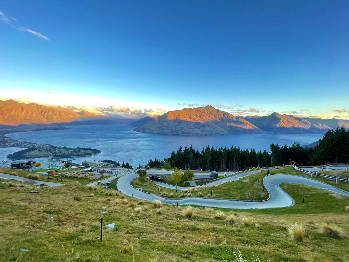 Queenstown, New Zealand: Một thị trấn lãng mạn và thanh tịnh được bao quanh bởi những ngọn núi phủ tuyết và những hồ nước.