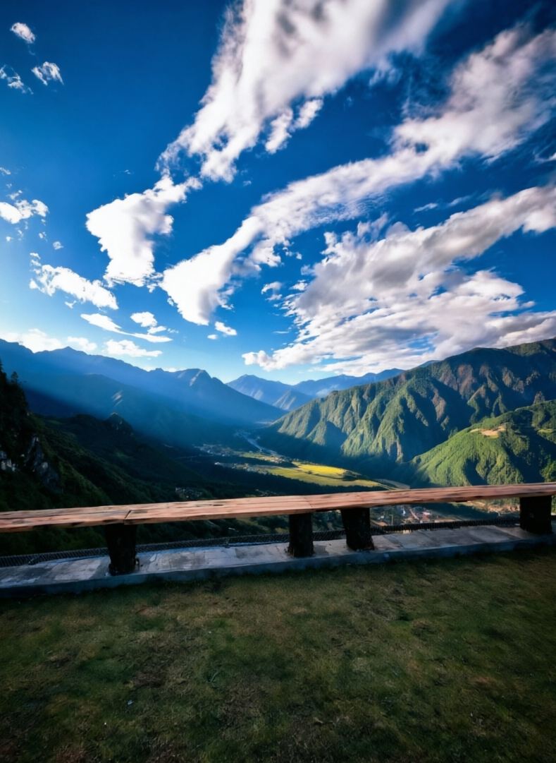 The Nujiang River meanders, clouds blanket the mountains, and the final hidden gem of northwest Yunnan awaits—your Bingzhongluo travel guide!