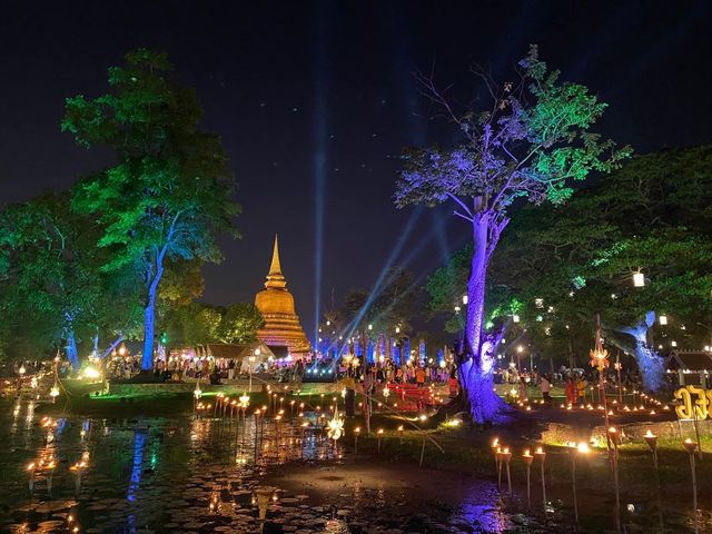 ประเพณีลอยกระทง เผาเทียน เล่นไฟ จังหวัดสุโขทัย