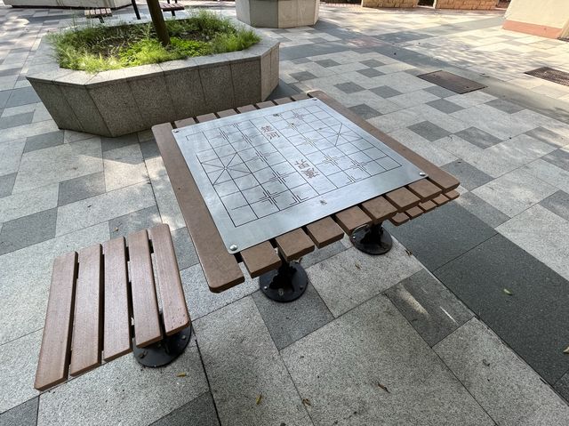 車來車往交通迴旋處旁邊嘅一個硬地足球場