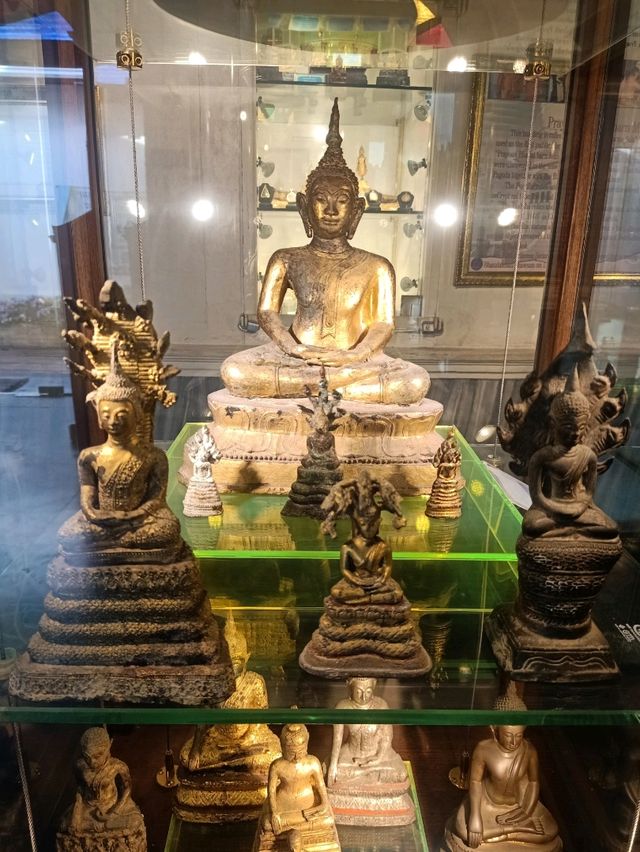 ชมพิพิธภัณฑ์พระประยูรภัณฑาคาร