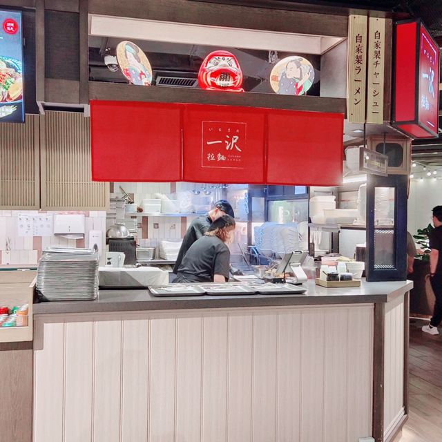 在法國音樂的氛圍中，享受超美味的日本海鮮拉麵！