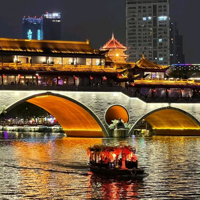 蘭桂坊成都：霓虹璀璨的夜遊體驗