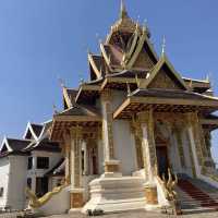 街中歩いてると突然現れる寺院っぽい柱！？Vientiane City Pillar (Hor Lak Muang)