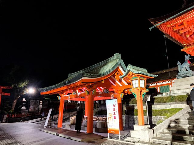 ศาลเจ้าฟูชิมิอินาริ 伏見稲荷大社 (Night time)⛩️🌌