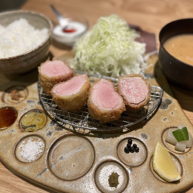 住宅街の路地裏みたいなところにひっそりと佇むトンカツの名店🐷