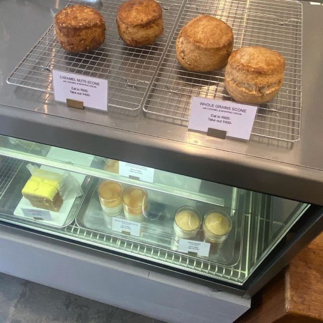 東京奶油白色的咖啡店，蛋糕好好吃！