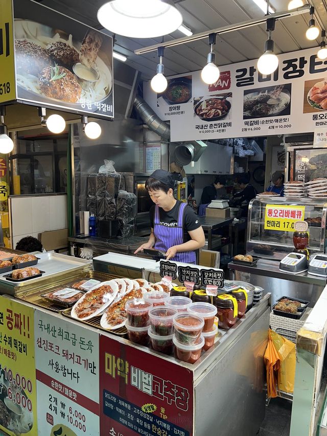 【韓国旅行】 望遠市場の食べ歩きグルメ肉汁ジューシー"トッカルビ"