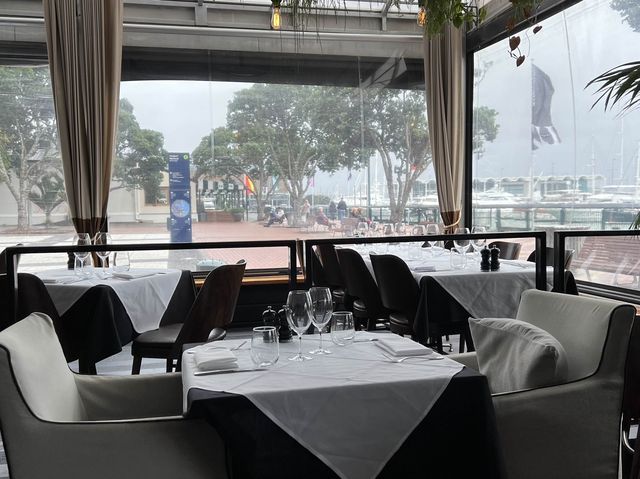 奧克蘭餐廳排名Oyster and Chop，就在港口旁邊，可以邊吃海鮮邊看風景唷