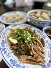 ［新竹/竹東］ 包Sir牛肉麵餃子館🥟｜推韭菜水餃 皮薄餡多 竹東排隊名店！ 