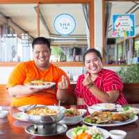 หนีแมวมา ริมทะเลซีฟู๊ดแอนด์รีสอร์ท จ.ตราด 🦀