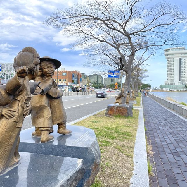 홍장과 박신의 사랑이야기가 담겨있는 경포호