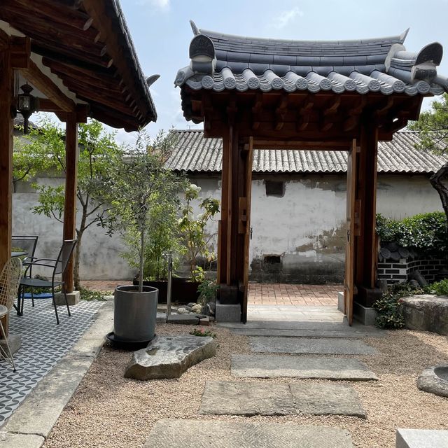 마스코트 오월이가 있는 전주 한옥마을 감성카페 ‘오뉴월’