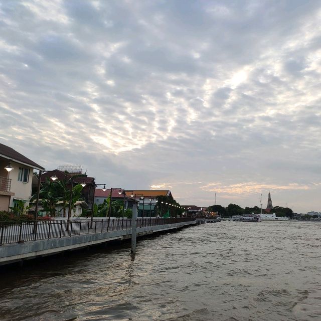 ทางเดินริมน้ำสะพานพุทธ-วัดกัลยา