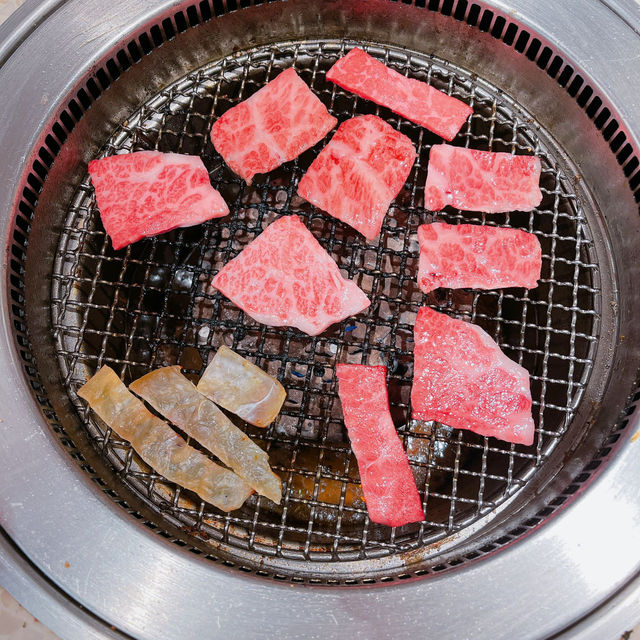 和牛西冷：店員會親自幫手燒，燒至7成熟左右，肉質鮮嫩，油花入口即融，沾上胡椒鹽帶來多重口感。