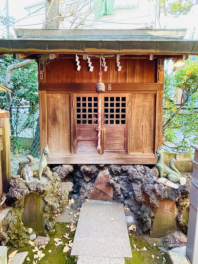 【東京都/思の森稲荷神社】文京区の赤い鳥居が映える神社
