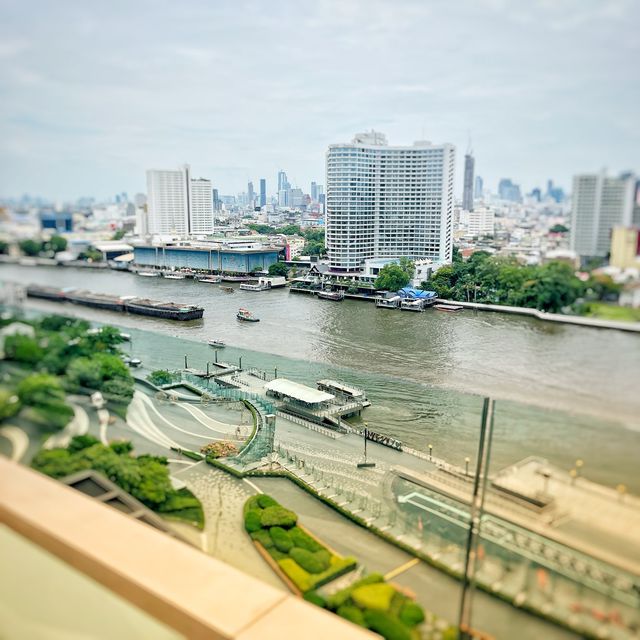 川沿いの巨大商業施設