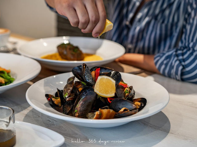 Isola Restaurant พิกัดลับ บรรยากาศชิล วิวเรือยอร์ช