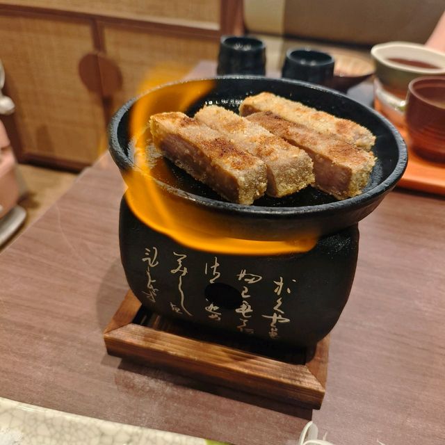 Kogoro Katsu หมูทอดซอสลูกแพร์สีทอง
