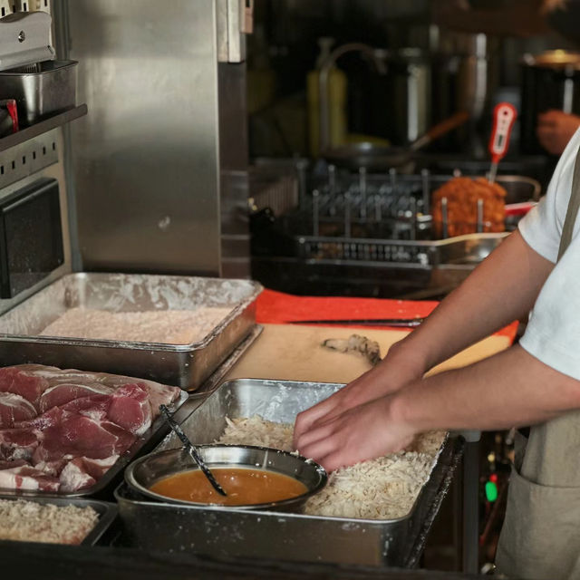 「向日葵咖哩飯炸豬排專賣店，必試咖哩店」