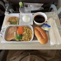 6時間飛行の中、食べすぎ問題✈︎