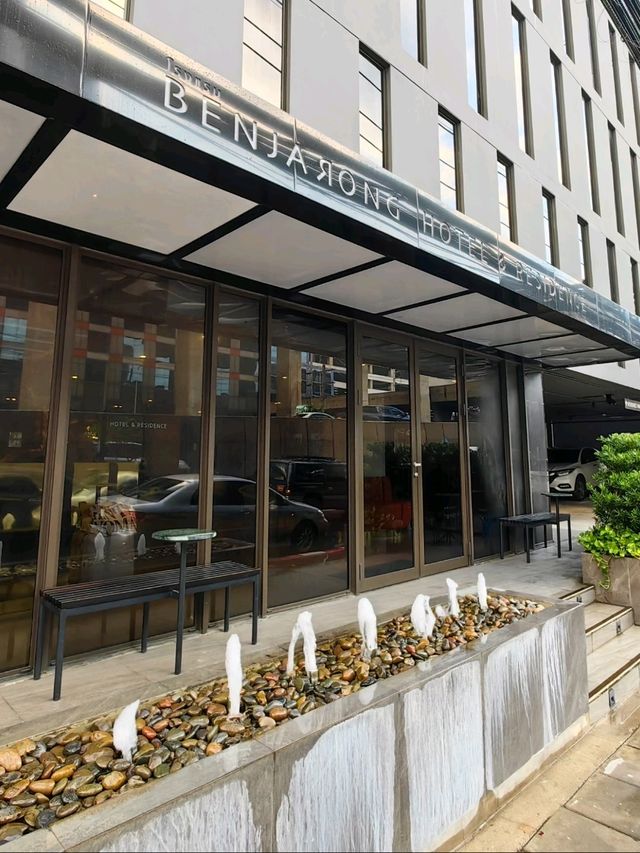 Strategic Location Benjarong Hotel Bangkok