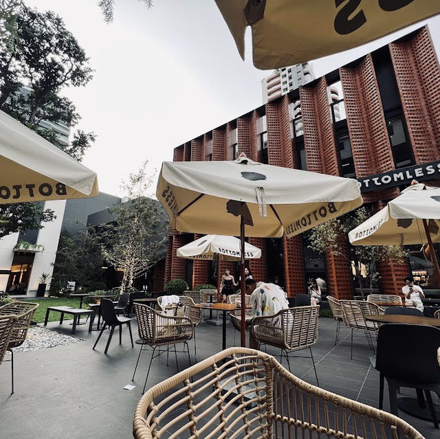 🍰🌻: Bottomless (สุขุมวิท 33)​