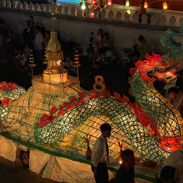 เที่ยวงานประเพณีไหลเรือไฟ หลวงพระบาง