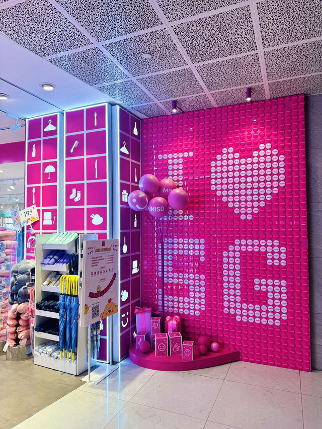 🇸🇬 Shopping Delight at Miniso Singapore: A Haven of Pink and Playfulness 