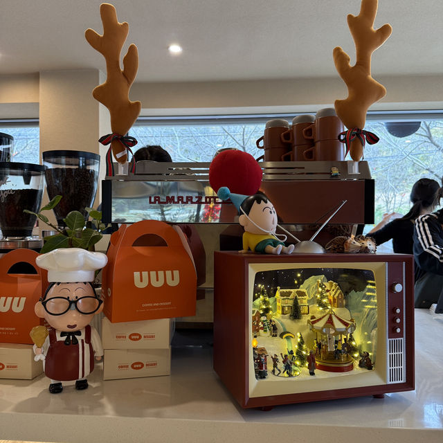 김해의 감성 충만 카페, 유유유(UUU): 에그타르트와 크리스마스의 만남